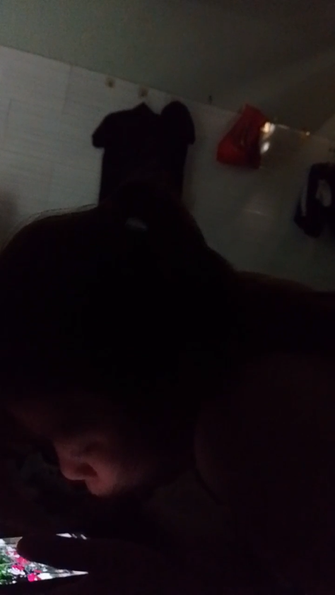 [clip sex] Em vừa BJ vừa xem điện thoại